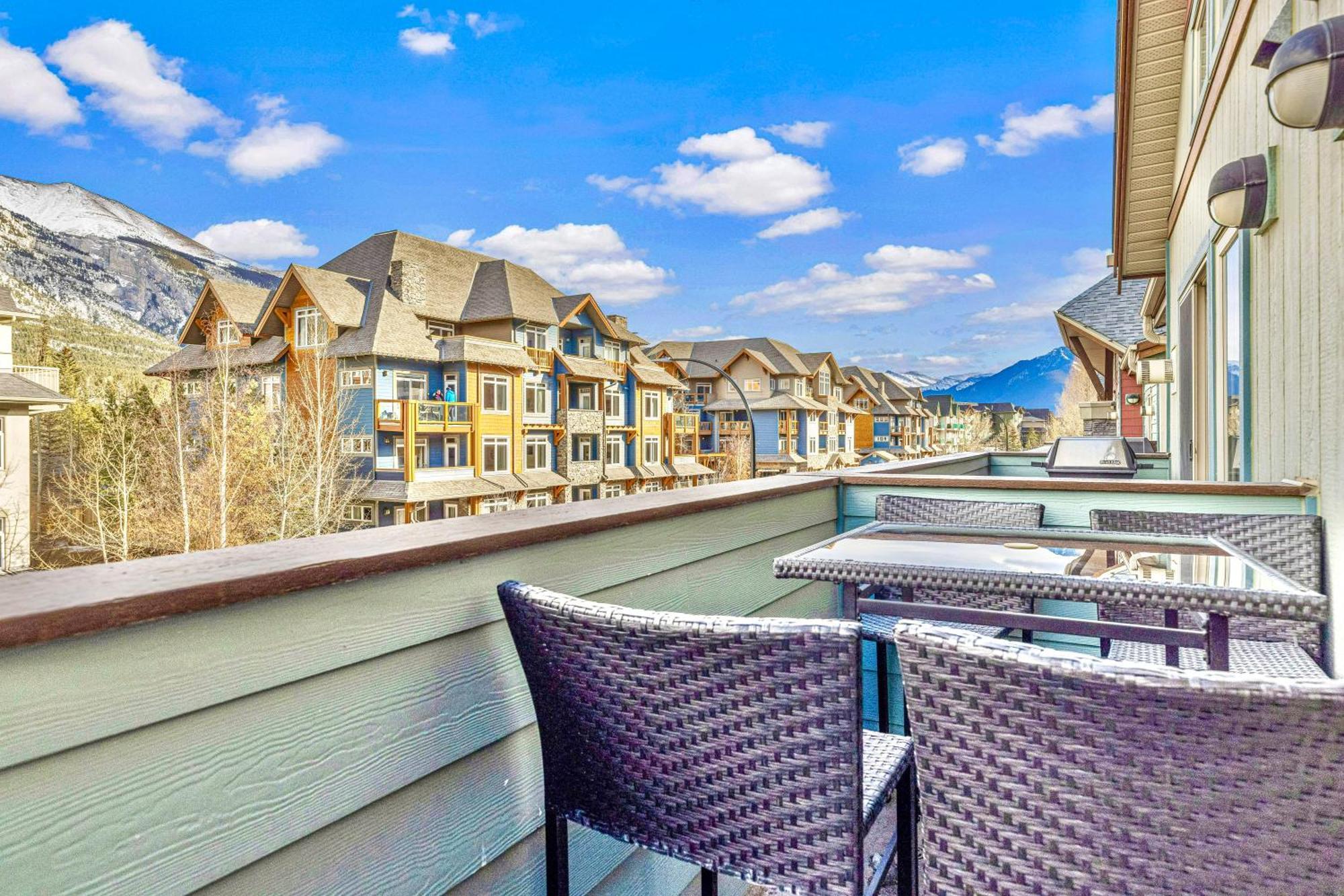 Canmore Mountain View Loft Apartment Heated Outdoor Pool Luaran gambar