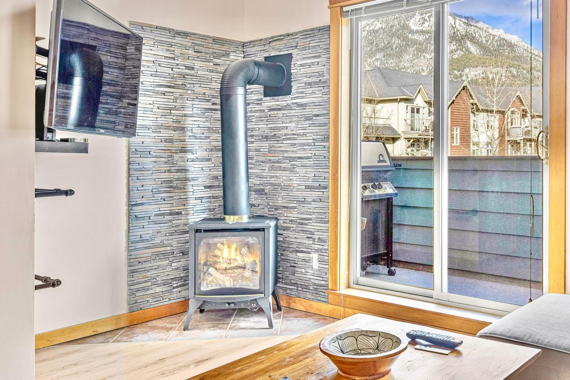 Canmore Mountain View Loft Apartment Heated Outdoor Pool Luaran gambar