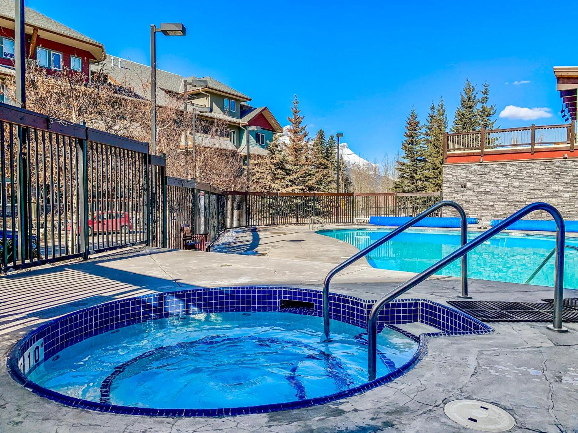 Canmore Mountain View Loft Apartment Heated Outdoor Pool Luaran gambar