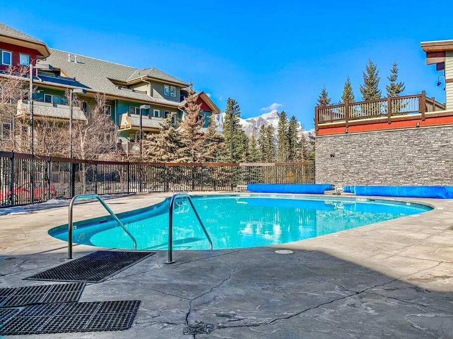 Canmore Mountain View Loft Apartment Heated Outdoor Pool Luaran gambar