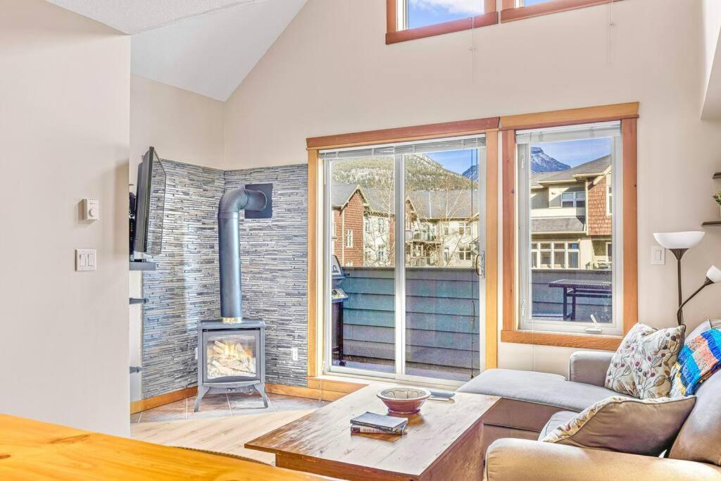 Canmore Mountain View Loft Apartment Heated Outdoor Pool Luaran gambar